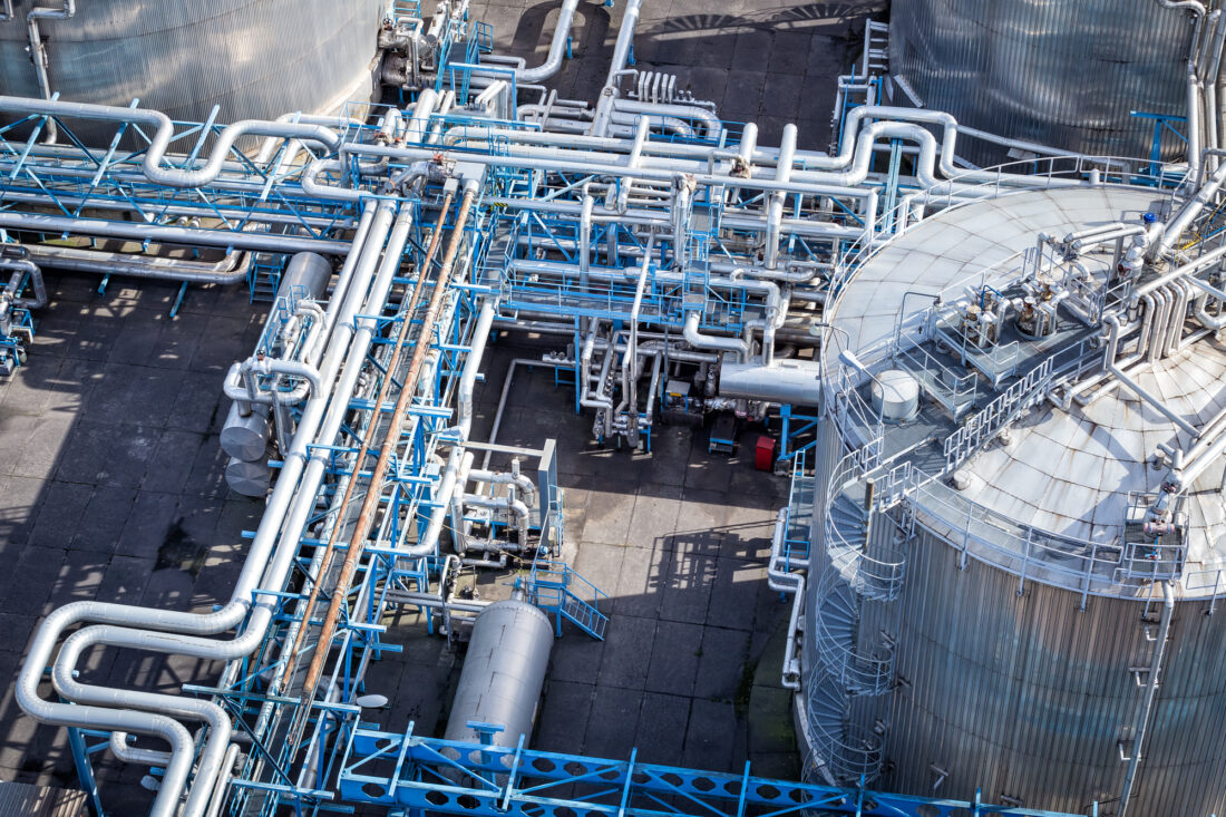 Aufnahme einer Chemieindustrieanlage aus der Vogelperspektive