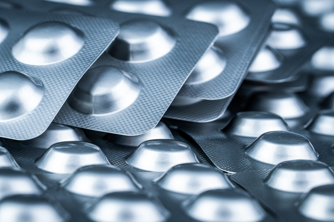 Tablettenstapel in Blisterverpackung in silberne Aluminiumfolie zum Schutz des Medikaments vor Licht
