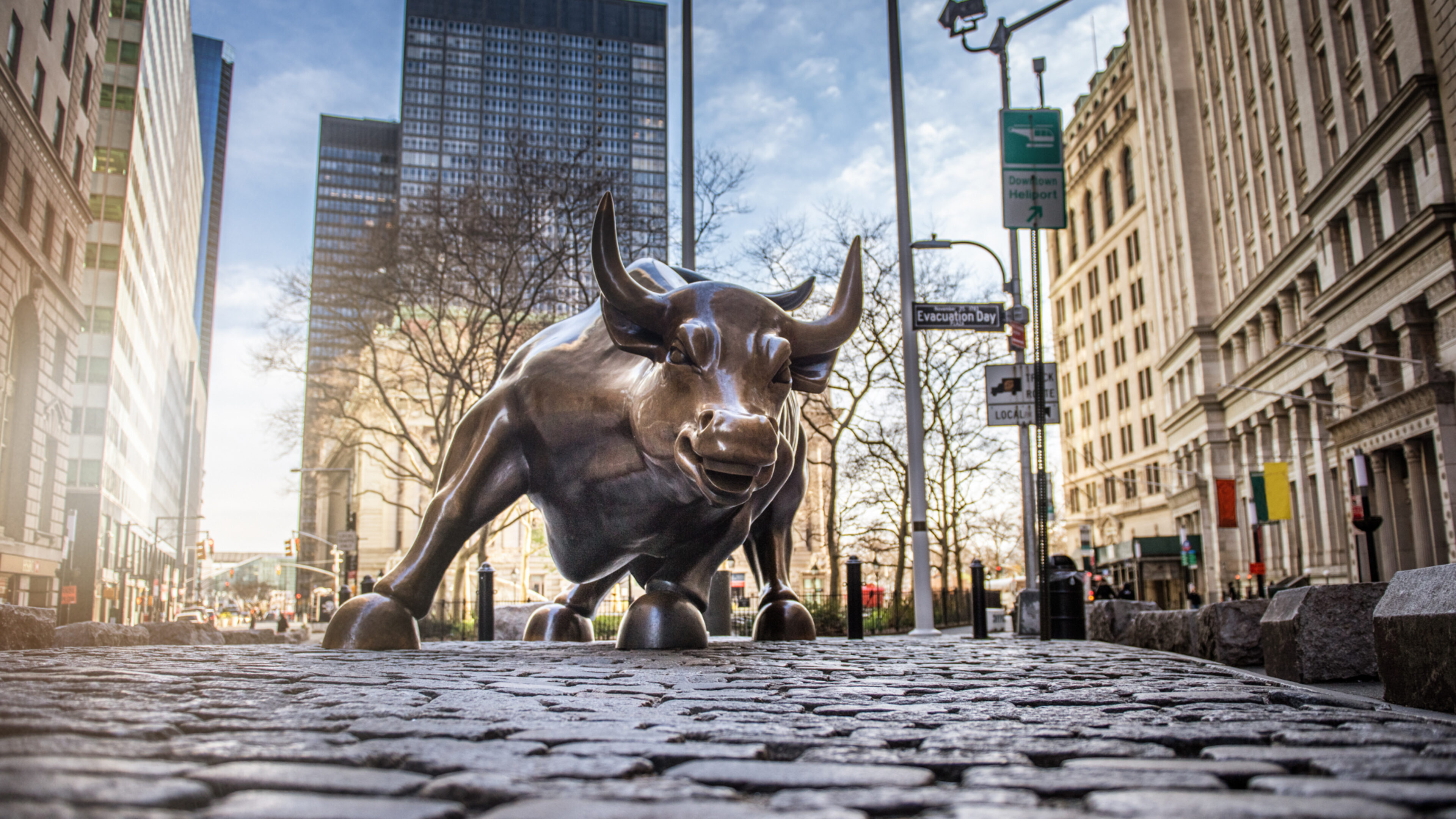 Foto der Umgebung des Financial Discricts in Lower Manhattan in New York City mit der Stier-Staue im Mittelpunkt