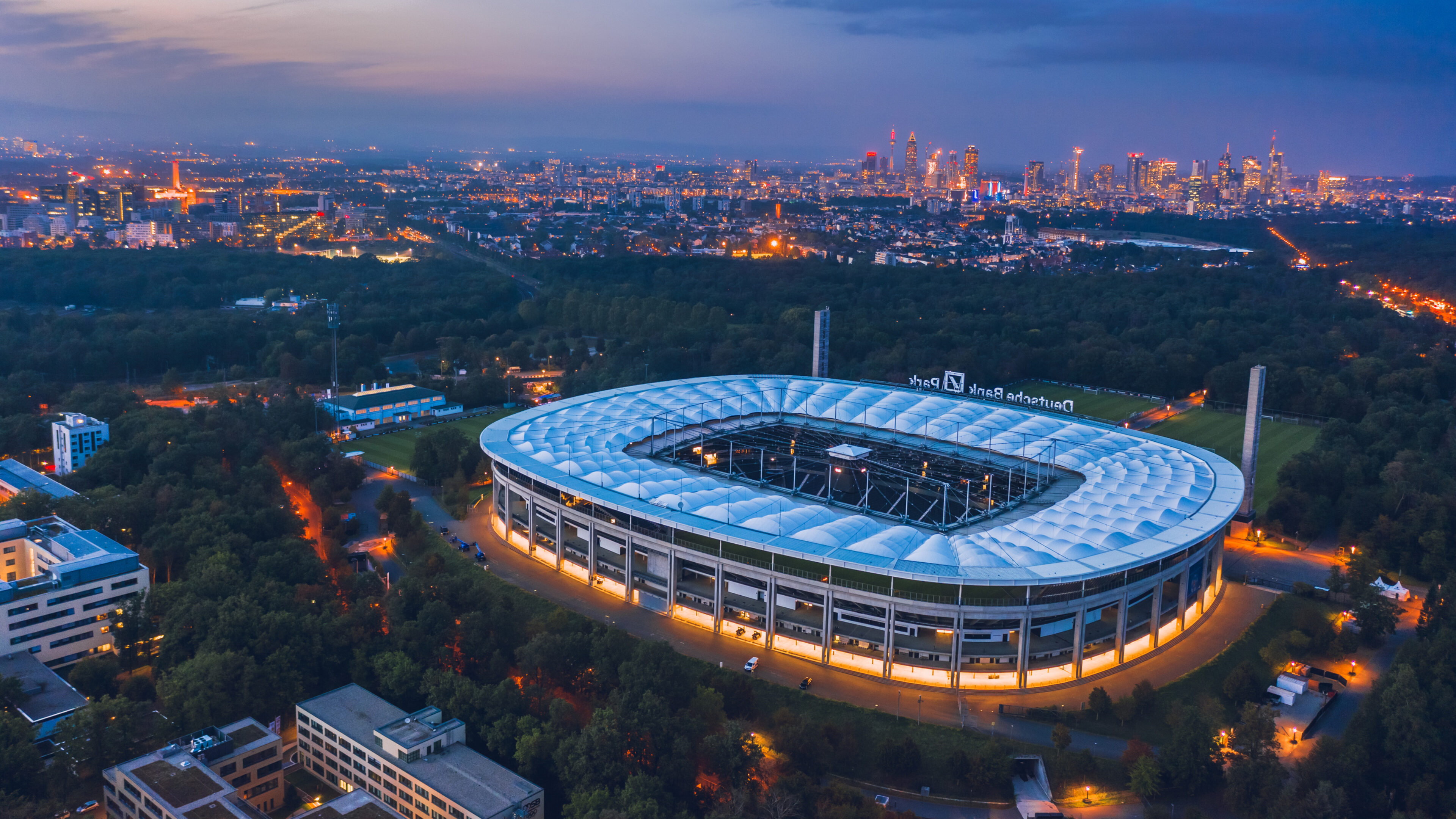 Fußballstadion bei Abendlicht