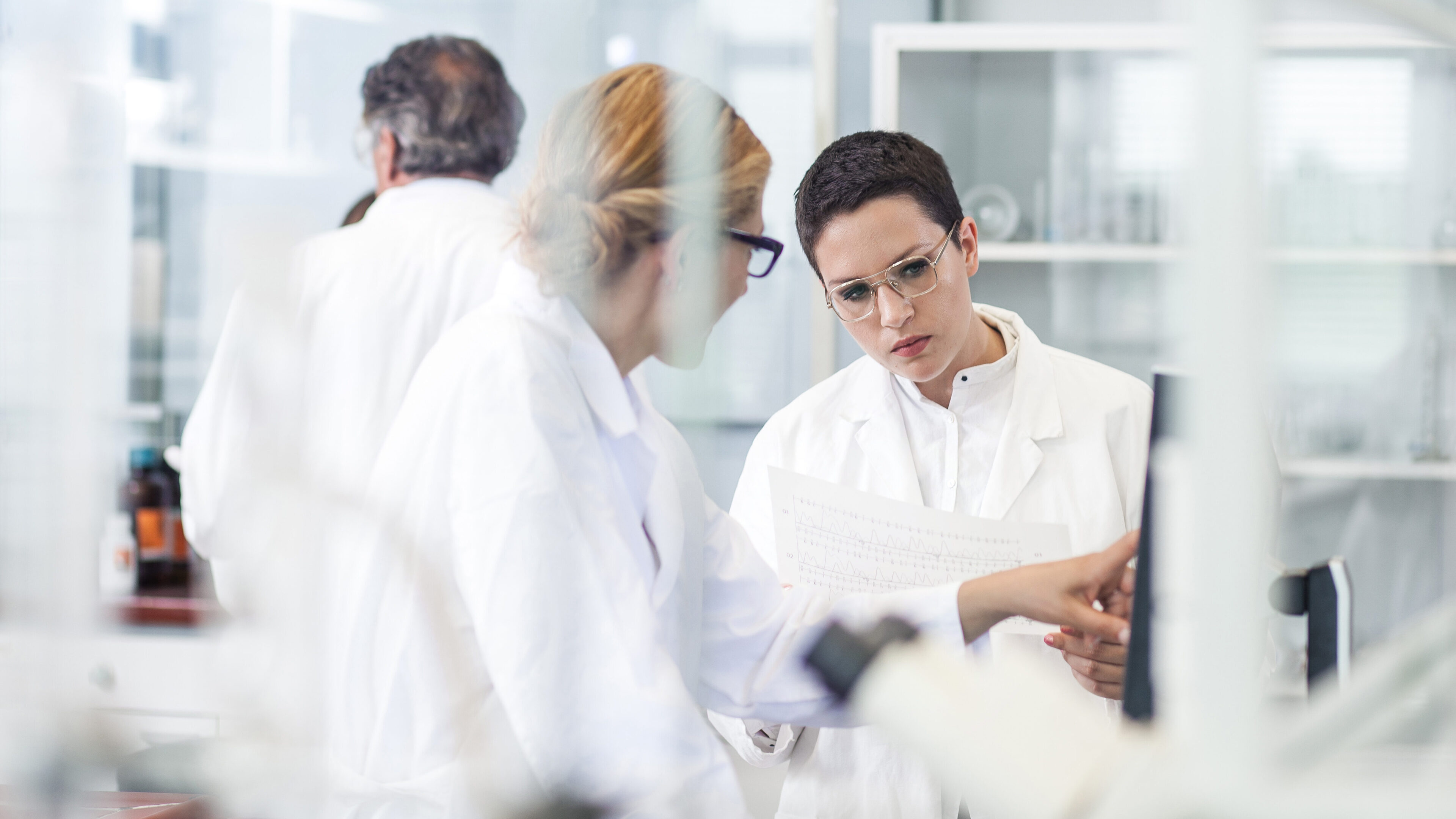 Pharmazeutika bei der Arbeit im Labor