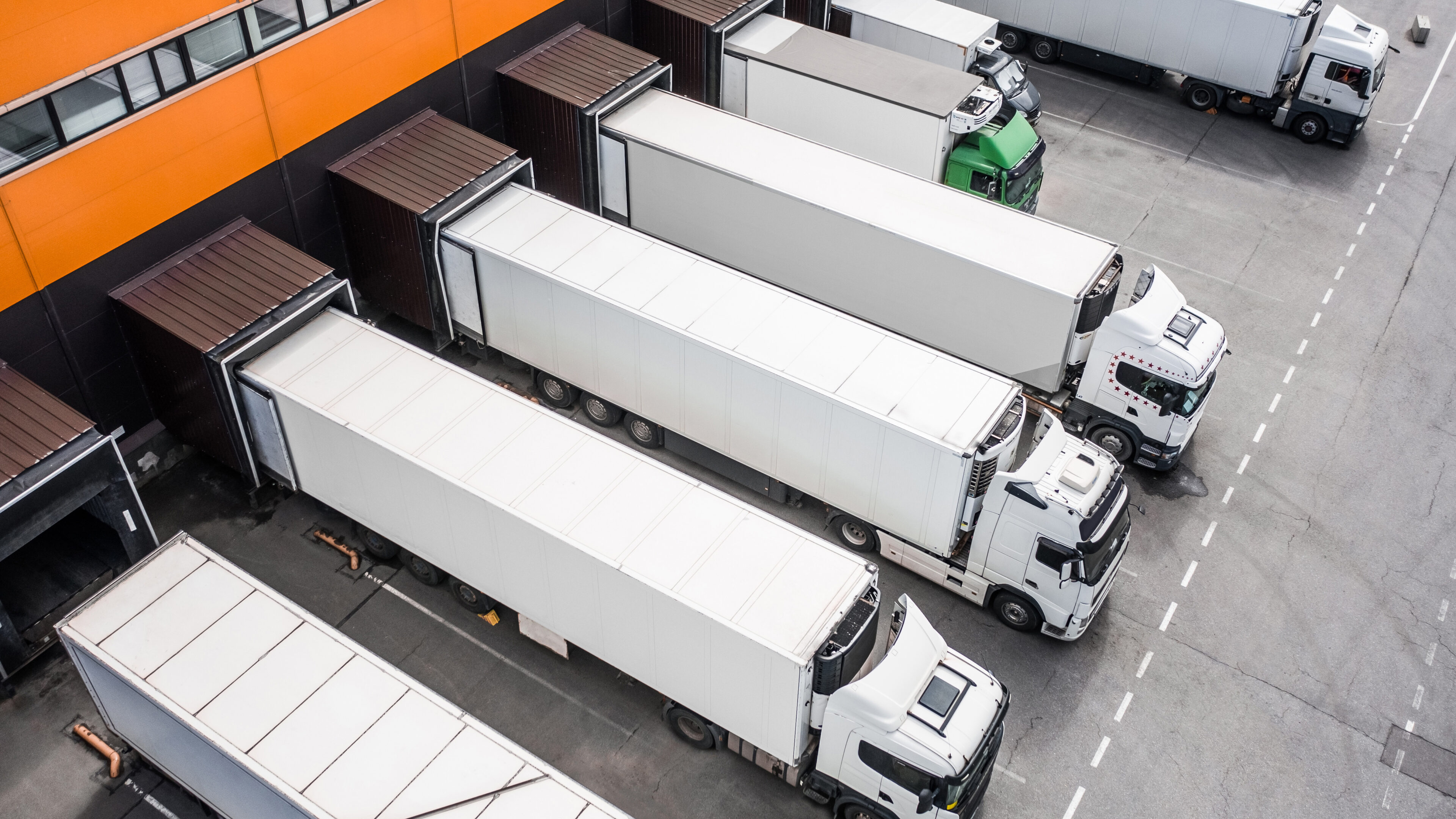 Vogelperspektive von Lastkraftwagen im Verteilerzentrum