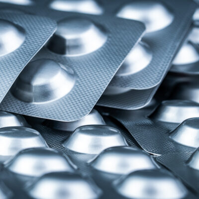 Tablettenstapel in Blisterverpackung in silberne Aluminiumfolie zum Schutz des Medikaments vor Licht