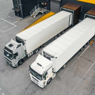 Vogelperspektive von Lastkraftwagen im Verteilerzentrum