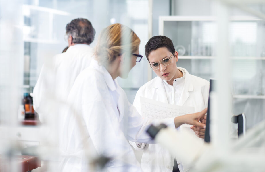 Pharmazeutika bei der Arbeit im Labor