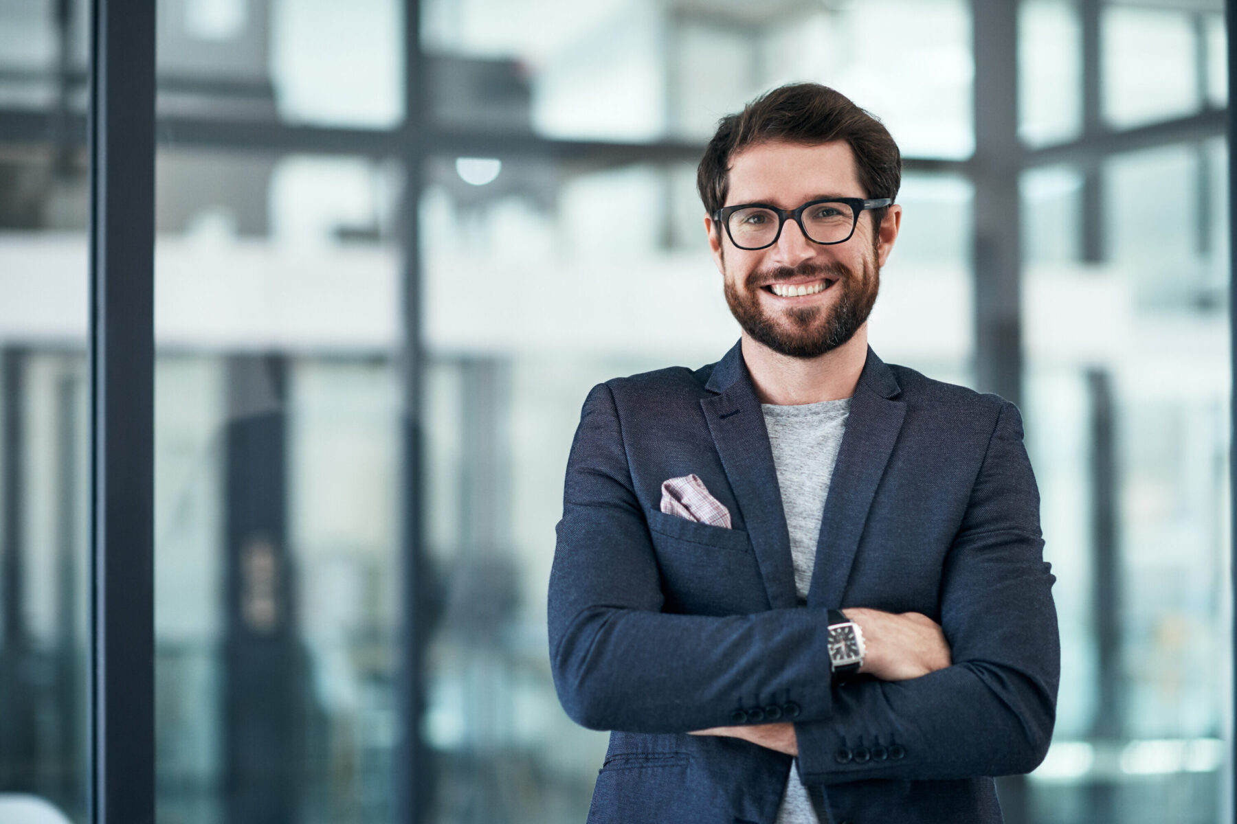 Porträt eines selbstbewussten jungen Geschäftsmannes, der in einem modernen Büro arbeitet