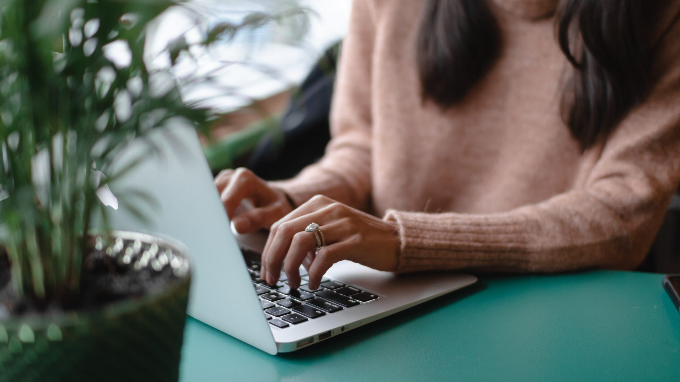 Woman working on her laptop computer t20 Wx L7 Jz